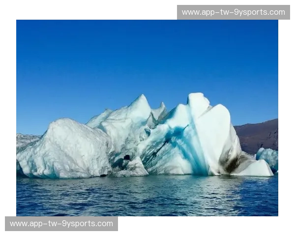 跨越海域的灵魂博弈：当翡翠之城的雨遇上东伦敦的铁与火